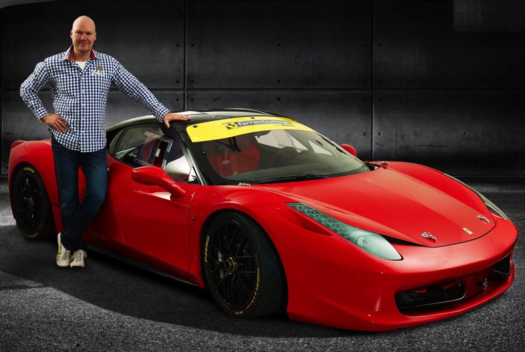 En af de nye kørere er den erfarne Preben Grundtvig, der tidligere blandt andet har kørt denne Ferrari 458 med over 500 hestekræfter: Han skal køre mod sin søn Mikkel – og begge er sikkert glade for Synergys ekstra kræfter!
(Foto: Grundtvig)